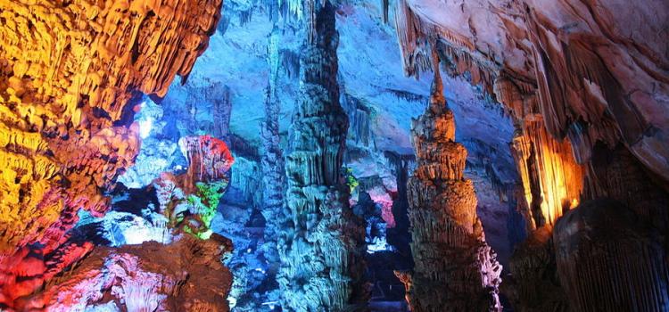 Sedm zajímavých světových jeskyní