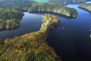 Hrad Zvíkov nad vodní nádrží Orlík